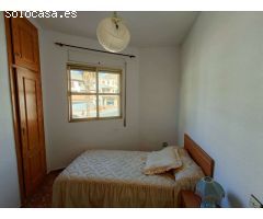 Casa adosada de 6 dormitorios con local comercial y mucho potencial.