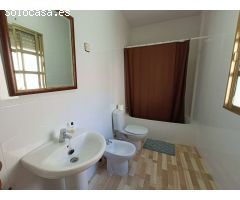 Casa adosada de 6 dormitorios con local comercial y mucho potencial.
