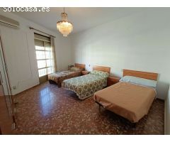 Casa adosada de 6 dormitorios con local comercial y mucho potencial.