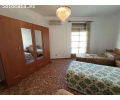 Casa adosada de 6 dormitorios con local comercial y mucho potencial.