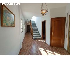 Casa adosada de 6 dormitorios con local comercial y mucho potencial.