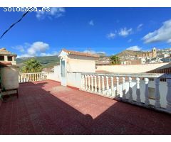 Casa adosada de 6 dormitorios con local comercial y mucho potencial.