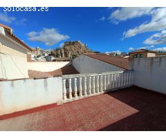 Casa adosada de 6 dormitorios con local comercial y mucho potencial.
