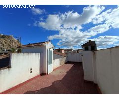 Casa adosada de 6 dormitorios con local comercial y mucho potencial.