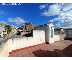 Casa adosada de 6 dormitorios con local comercial y mucho potencial.