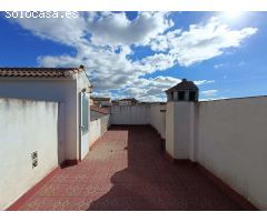 Casa adosada de 6 dormitorios con local comercial y mucho potencial.