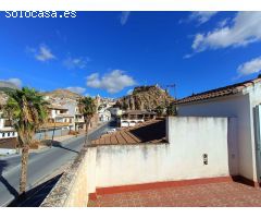 Casa adosada de 6 dormitorios con local comercial y mucho potencial.