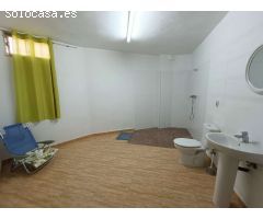 Casa adosada de 6 dormitorios con local comercial y mucho potencial.
