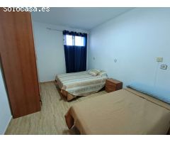 Casa adosada de 6 dormitorios con local comercial y mucho potencial.