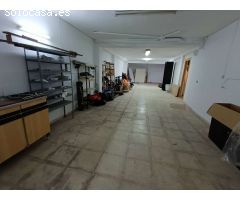 Casa adosada de 6 dormitorios con local comercial y mucho potencial.