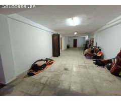 Casa adosada de 6 dormitorios con local comercial y mucho potencial.