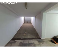 Casa adosada de 6 dormitorios con local comercial y mucho potencial.