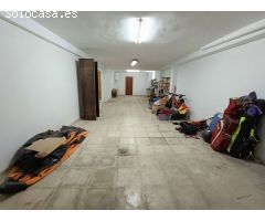 Casa adosada de 6 dormitorios con local comercial y mucho potencial.