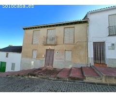 Casa de pueblo para reformar, con patio y cochera