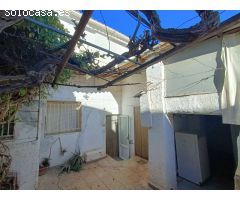 Casa de pueblo para reformar, con patio y cochera
