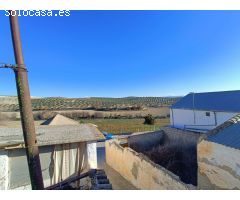 Casa de pueblo para reformar, con patio y cochera