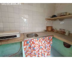 Casa de pueblo para reformar, con patio y cochera