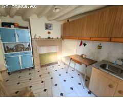 Casa de pueblo para reformar, con patio y cochera