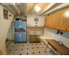 Casa de pueblo para reformar, con patio y cochera