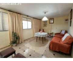 Casa de pueblo para reformar, con patio y cochera