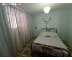 Casa de pueblo para reformar, con patio y cochera
