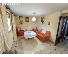 Casa de pueblo para reformar, con patio y cochera