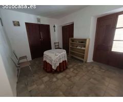 Casa de pueblo para reformar, con patio y cochera