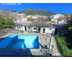 Estupenda casa independiente con piscina, jardín, garaje y almacenes.