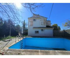 Estupenda casa independiente con piscina, jardín, garaje y almacenes.