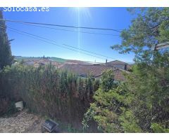 Estupenda casa independiente con piscina, jardín, garaje y almacenes.