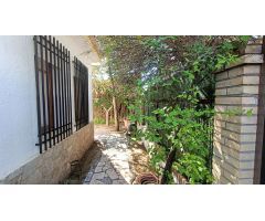 Estupenda casa independiente con piscina, jardín, garaje y almacenes.