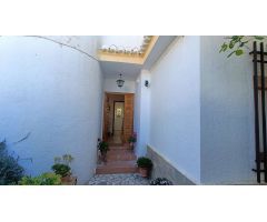 Estupenda casa independiente con piscina, jardín, garaje y almacenes.