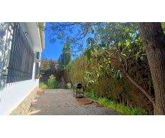 Estupenda casa independiente con piscina, jardín, garaje y almacenes.