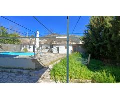 Estupenda casa independiente con piscina, jardín, garaje y almacenes.