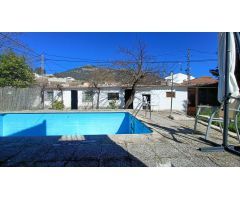 Estupenda casa independiente con piscina, jardín, garaje y almacenes.