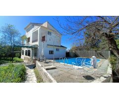 Estupenda casa independiente con piscina, jardín, garaje y almacenes.