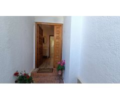 Estupenda casa independiente con piscina, jardín, garaje y almacenes.
