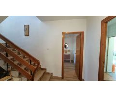 Estupenda casa independiente con piscina, jardín, garaje y almacenes.