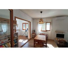 Estupenda casa independiente con piscina, jardín, garaje y almacenes.