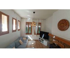 Estupenda casa independiente con piscina, jardín, garaje y almacenes.