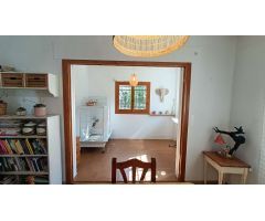 Estupenda casa independiente con piscina, jardín, garaje y almacenes.