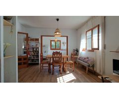 Estupenda casa independiente con piscina, jardín, garaje y almacenes.