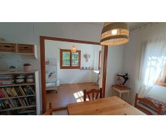 Estupenda casa independiente con piscina, jardín, garaje y almacenes.