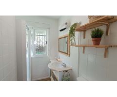 Estupenda casa independiente con piscina, jardín, garaje y almacenes.