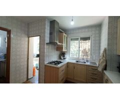 Estupenda casa independiente con piscina, jardín, garaje y almacenes.