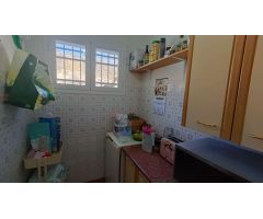 Estupenda casa independiente con piscina, jardín, garaje y almacenes.