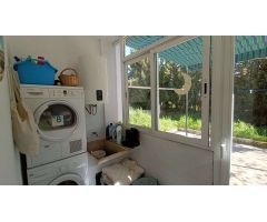 Estupenda casa independiente con piscina, jardín, garaje y almacenes.