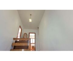 Estupenda casa independiente con piscina, jardín, garaje y almacenes.