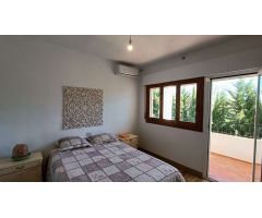 Estupenda casa independiente con piscina, jardín, garaje y almacenes.