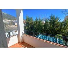 Estupenda casa independiente con piscina, jardín, garaje y almacenes.